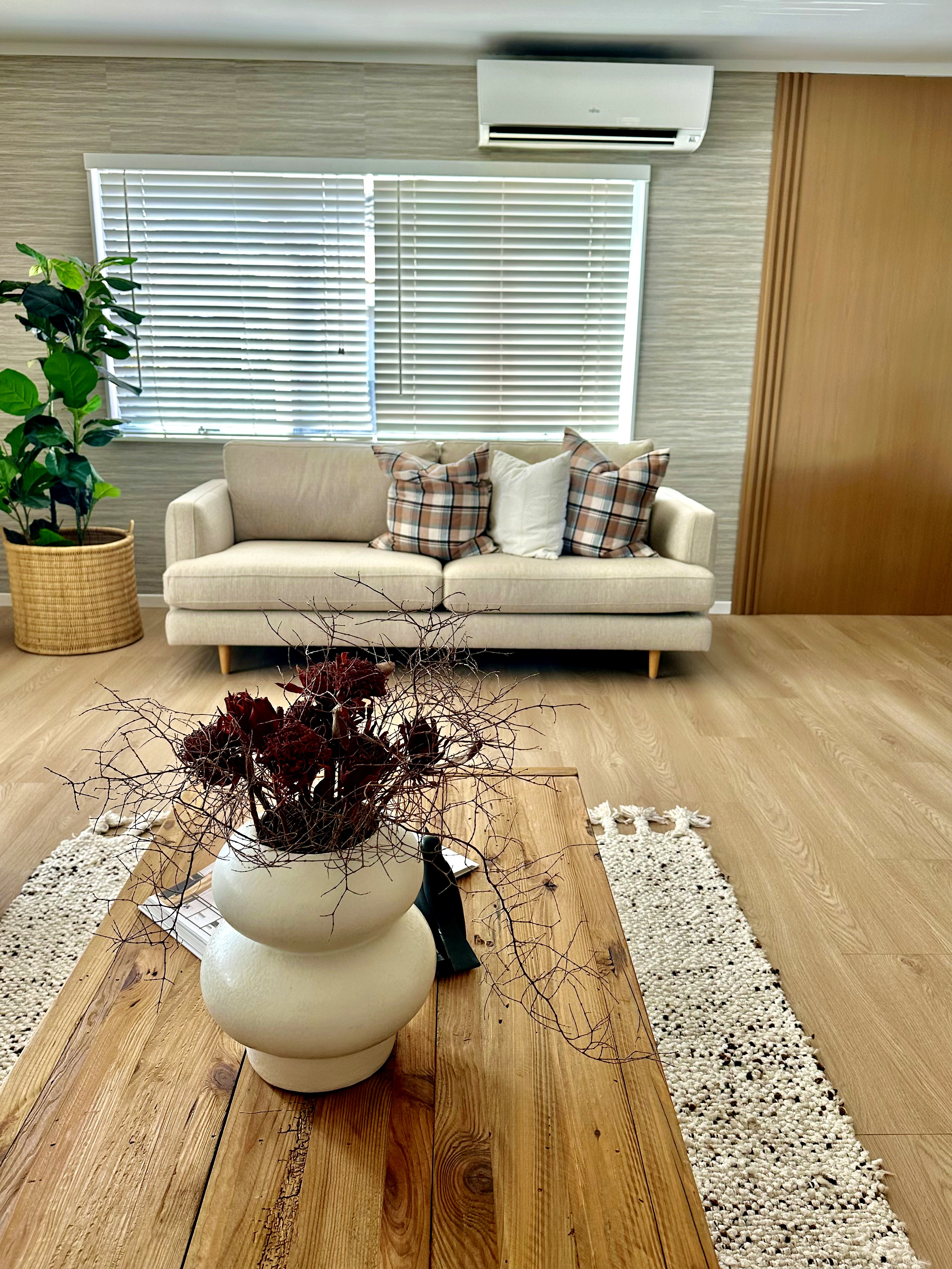 Lounge with heat pump